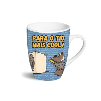 Caneca branca com desenho de cão a tocar guitarra e texto em amarelo