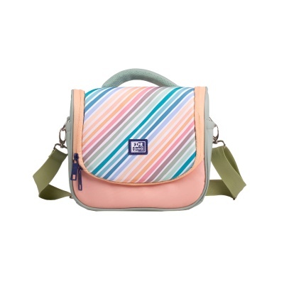 Bolsa pequena com alça verde e padrão de riscas coloridas