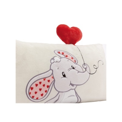 Almofada bege com elefante bordado a piscar e balão vermelho em forma de coração