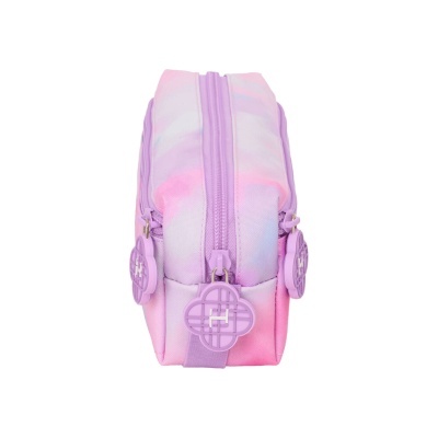Estojo tie-dye pastel rosa lilás azul com fecho e pingentes lilás em fundo branco