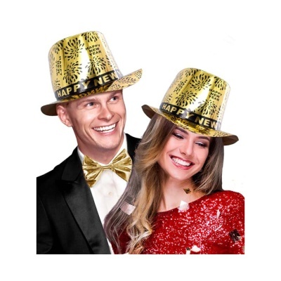 Dois adultos com chapéus de festa dourados 'HAPPY NEW YEAR' e roupas festivas, fundo branco