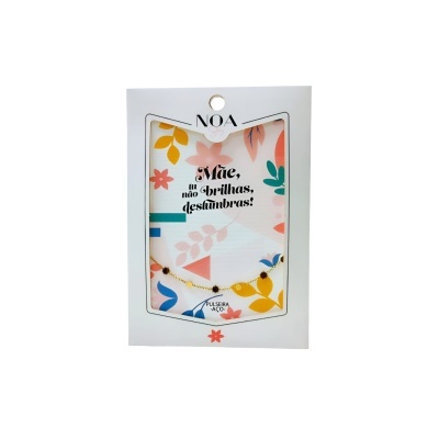 Pulseira estampada multicolorida com embalagem branca e texto em português