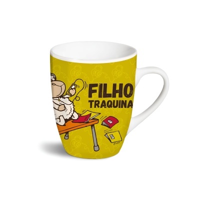 Caneca amarela com desenho de ovelha e texto FILHO TRAQUINA