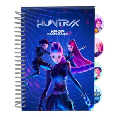 Caderno azul com personagens femininas futuristas e texto HUNTR/X KPOP DEMON HUNTERS