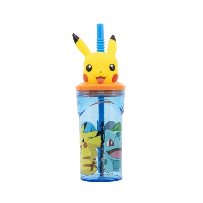 Copo azul transparente com tampa laranja e canudo, personagem Pikachu no topo e desenhos de Pikachu e Bulbasaur.