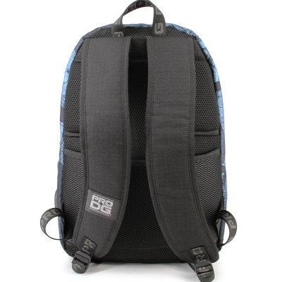 Mochila azul e preta vista de costas com alças acolchoadas e etiquetas PRO DG