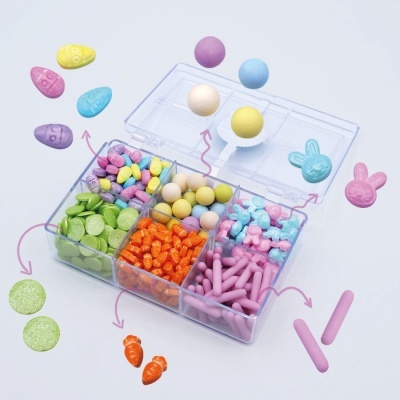 Caixa com doces coloridos variados organizados em compartimentos