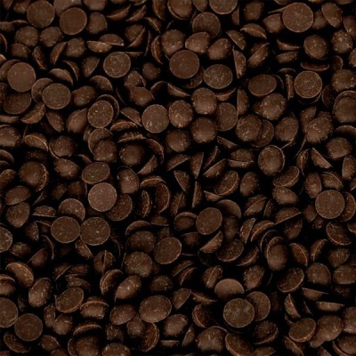 Grânulos de chocolate escuro sobre um fundo neutro