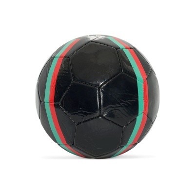 Bola de futebol preta com faixas verde e vermelha
