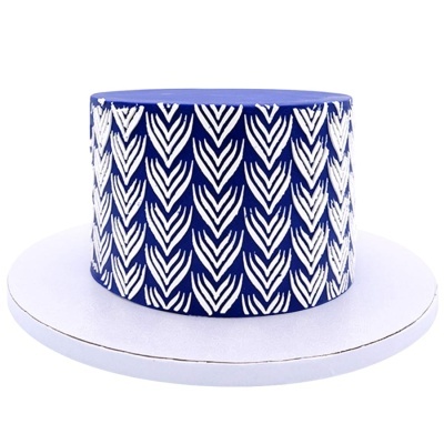 Bolo cilíndrico azul com padrão branco, sobre base redonda branca