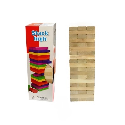 Jogo de madeira Stack high com peças empilhadas e caixa com imagem colorida