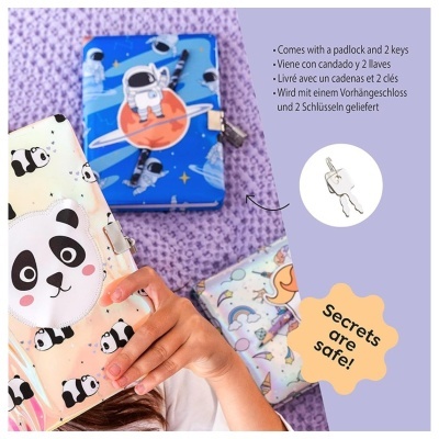 Três cadernos coloridos com cadeados e ilustrações de panda, astronauta e arco-íris sobre fundo roxo