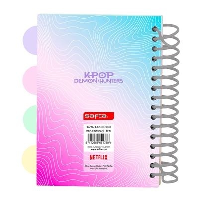 Caderno KPOP Demon Hunters com capa azul, rosa e lilás e etiqueta Safta e Netflix