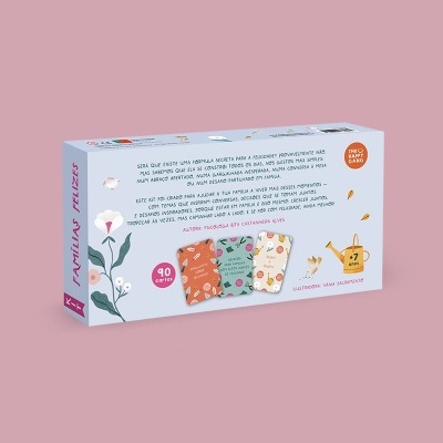 Caixa de jogo de cartas Familia Feliz, em fundo rosa