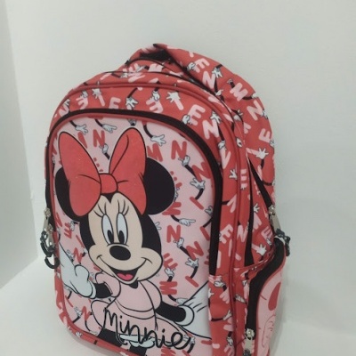 Mochila cor-de-rosa com imagem da Minnie e várias letras espalhadas