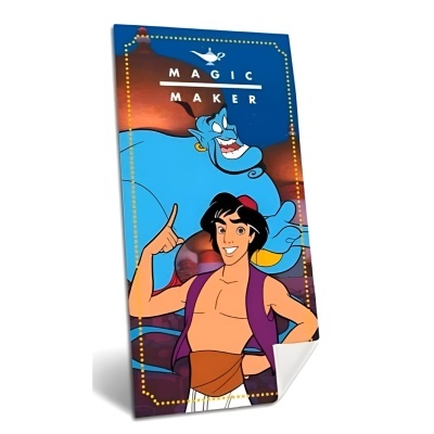 Toalha de praia com ilustração dos personagens Aladdin e Genie e texto 'MAGIC MAKER'