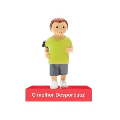 Figura de miniatura de rapaz com t-shirt verde e base vermelha com texto.