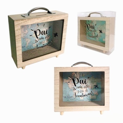 Caixa de madeira com pega metálica, mapa-múndi e texto decorativo para pai