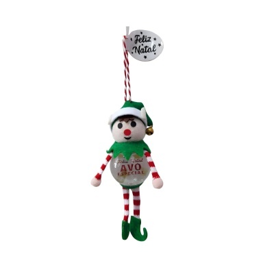 Boneco de Natal pendurado com chapéu verde e iluminação festiva