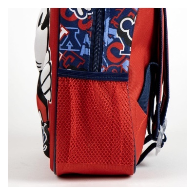 Mochila vermelha e azul com bolso lateral em malha e padrão de letras