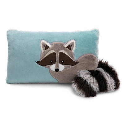 Almofada azul e almofada decorativa com guaxinim de pelúcia