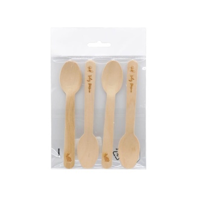 Conjunto de quatro colheres de madeira clara embaladas em saco plástico transparente