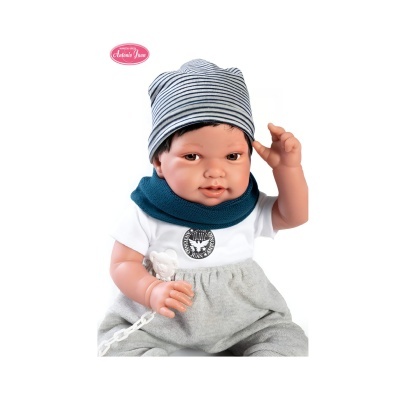 Boneco bebé vestido com camisola branca, gola azul e gorro às riscas cinza e branco