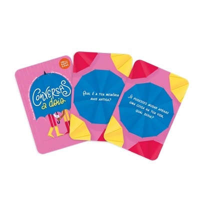Três cartas coloridas de um jogo com perguntas para conversas a dois.