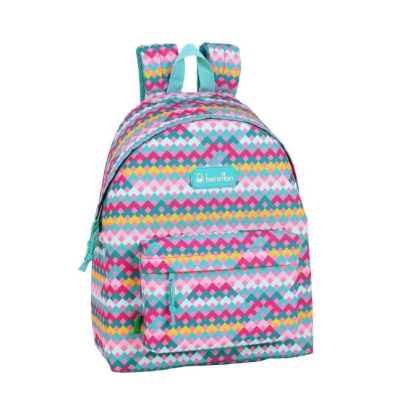 mochila colorida com padrão geométrico e etiqueta benetton