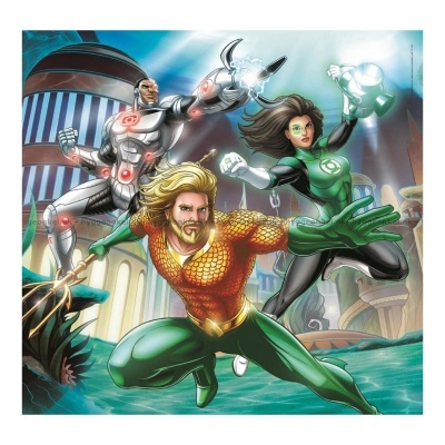 Três super-heróis num cenário urbano