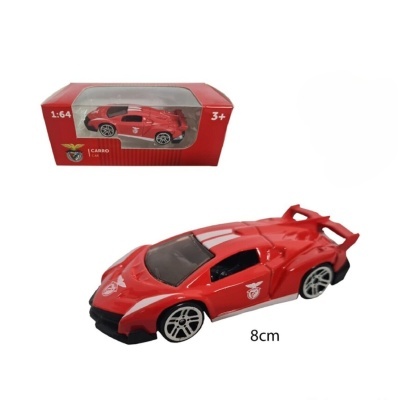 Miniatura de carro vermelho em caixa vermelha com brasão do SL Benfica