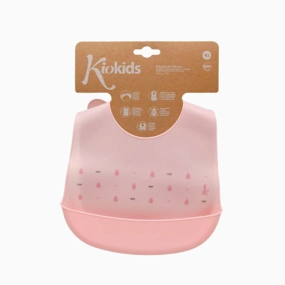 Babete de silicone rosa claro com bolso recolhedor da marca Kiokids embalado em cartão castanho