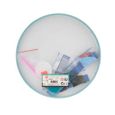 Caixa redonda azul com materiais para artesanato dentro