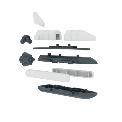 Peças plásticas modulares em branco e preto dispostas separadamente sobre fundo branco.