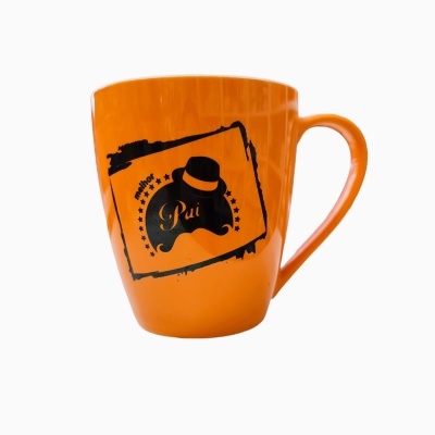 Caneca laranja com desenho preto e texto 'Pai'.