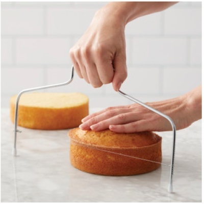Utensílio de cortar bolos com fio aço a cortar bolo redondo amarelo.