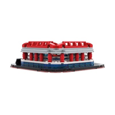 Edifício de blocos tipo LEGO com colunas vermelhas e detalhes em azul