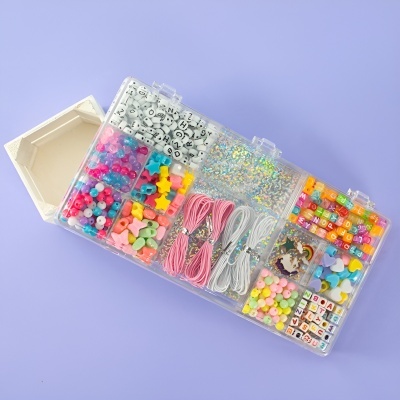 Estojo transparente com miçangas coloridas e cordões sobre fundo lilás