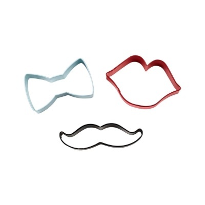Três cortadores de biscoito em formas de laço, lábios e bigode