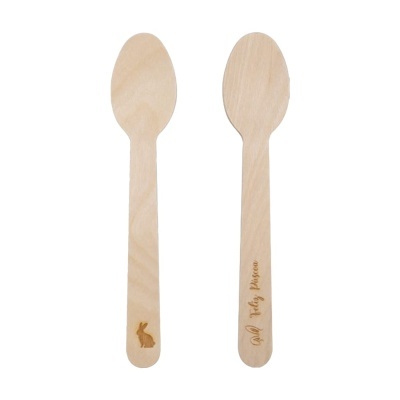 duas colheres de madeira claras, uma com símbolo de coelho, outra com texto gravado