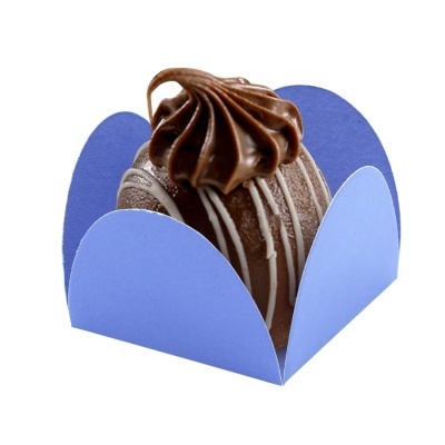 Doce de chocolate numa embalagem azul em forma de flor