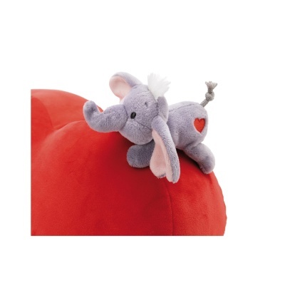 Peluche elefante cinzento com coração vermelho sobre almofada vermelha em forma de coração
