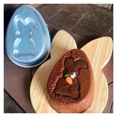 Forma de silicone azul em forma de ovo e bolo de chocolate em forma de ovo com decoração de coelho e cenoura