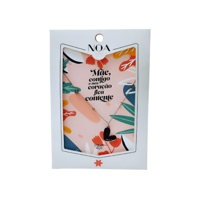 Colar em caixa branca com padrão floral e texto para mãe