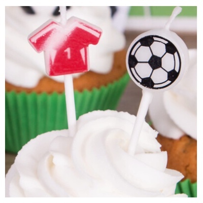 Cupcakes com cobertura branca e toppers de futebol com camisola e bola