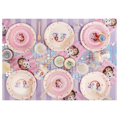 Conjunto de festa infantil com pratos, copos, guardanapos e utensílios decorados com personagem de menina e gato.