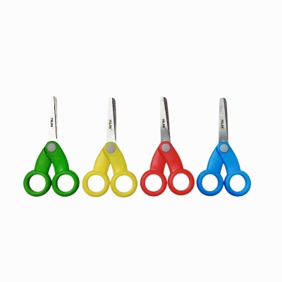 Quatro tesouras coloridas com cabos em verde, amarelo, vermelho e azul