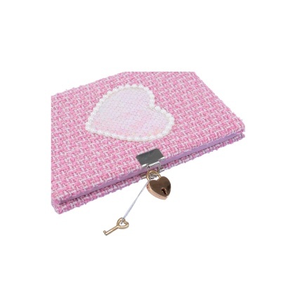 Caderno rosa com padrão em tecido, coração de lantejoulas e cadeado em forma de coração