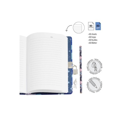 Caderno com capa azul estrelada, cadeado prateado, chaves e lápis decorado