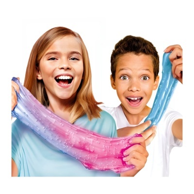 Crianças brincando com slime colorido transparente